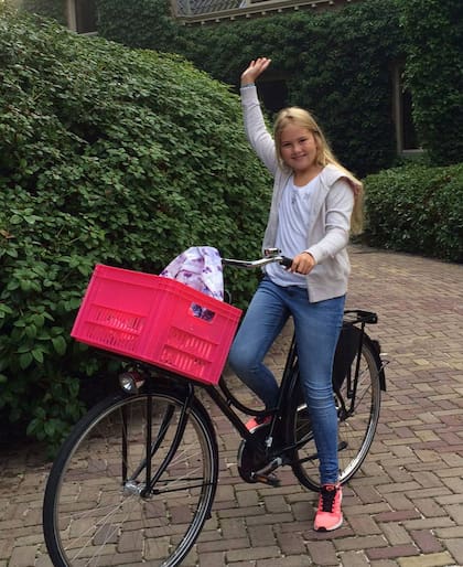 En agosto de 2015, la primogénita de los reyes Guillermo y Máxima acudió a su primer día de instituto a bordo de su bicicleta. Y, por supuesto, fue un acontecimiento para inmortalizar con la presencia de un fotógrafo oficial.