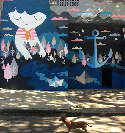 Su trabajo en La Boca convive con el ritmo del barrio