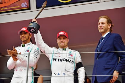 “Fue la carrera más dura. Luché con el espíritu de Niki (Lauda). Intenté que se sintiera orgulloso, todos lo extrañamos”, señaló Lewis Hamilton tras recibir el primer premio dedicado al piloto que murió el lunes 20 y que ostentaba el cargo de presidente no ejecutivo de la escudería Mercedes-Benz.
