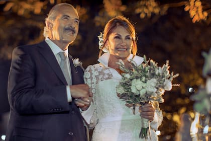 Escoltada por Bruno y Justo, sus hijos, la periodista se casó con el empresario Ángel Bernardo “Cacho” Cavanna, con quien llevaba diez años de novia