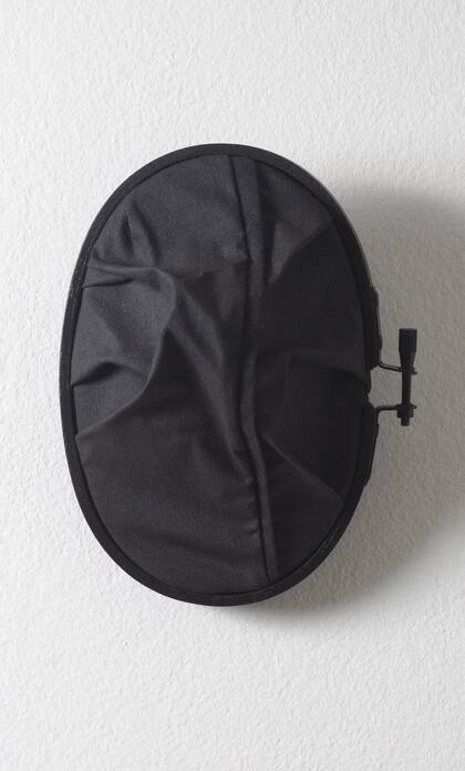 De su último trabajo, La necesidad de la oscuridad, en una muestra interdisciplinaria de joyas textiles y fotografías.