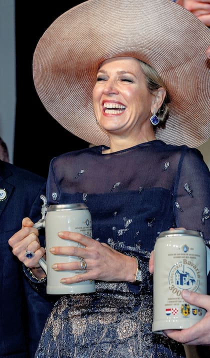 Es sabido que la reina de los holandeses sabe disfrutar de una buena copa de vino y, ahora, además, nos enteramos que le encanta la cerveza.