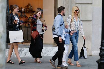Claudia Schiffer, de 47 años, fue fotografiada en Barcelona, mientras disfrutaba de un paseo de compras con sus tres hijos. Actualmente vive en Londres, junto a su marido el director y productor cinematográfico Matthew Vaughn.