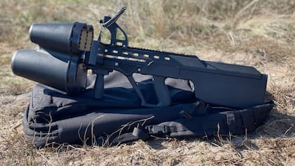 El cañón electromagnético EDM4S, conocido como “limpiaparabrisas” o “asesinos de orcos”, es un arma que tiene por objeto destruir y/o inmovilizar aeronaves de tipo pequeñas (drones) o medianas