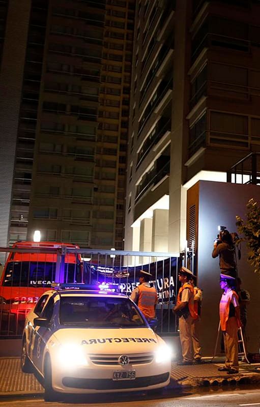 El edificio donde vivía Alberto Nisman, la noche del 18 de enero de 2015, horas después de que lo encontraron muerto
