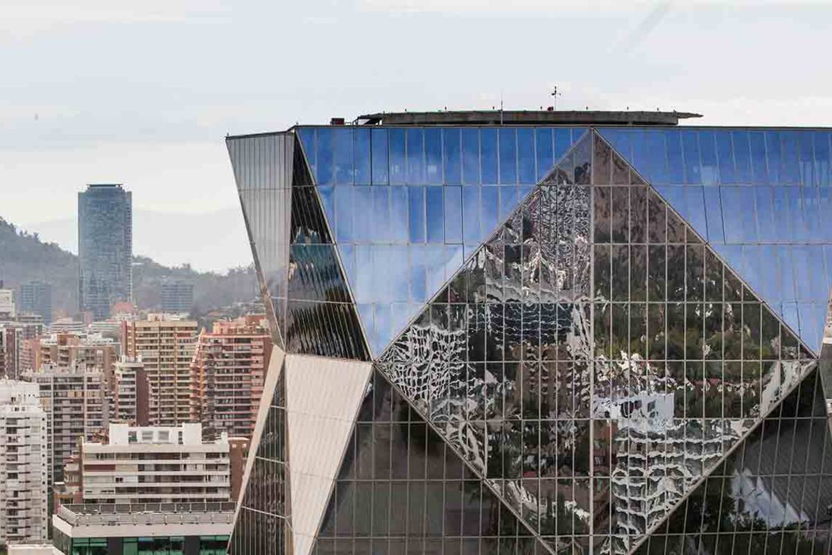 Primer plano del exterior del edificio Génesis.