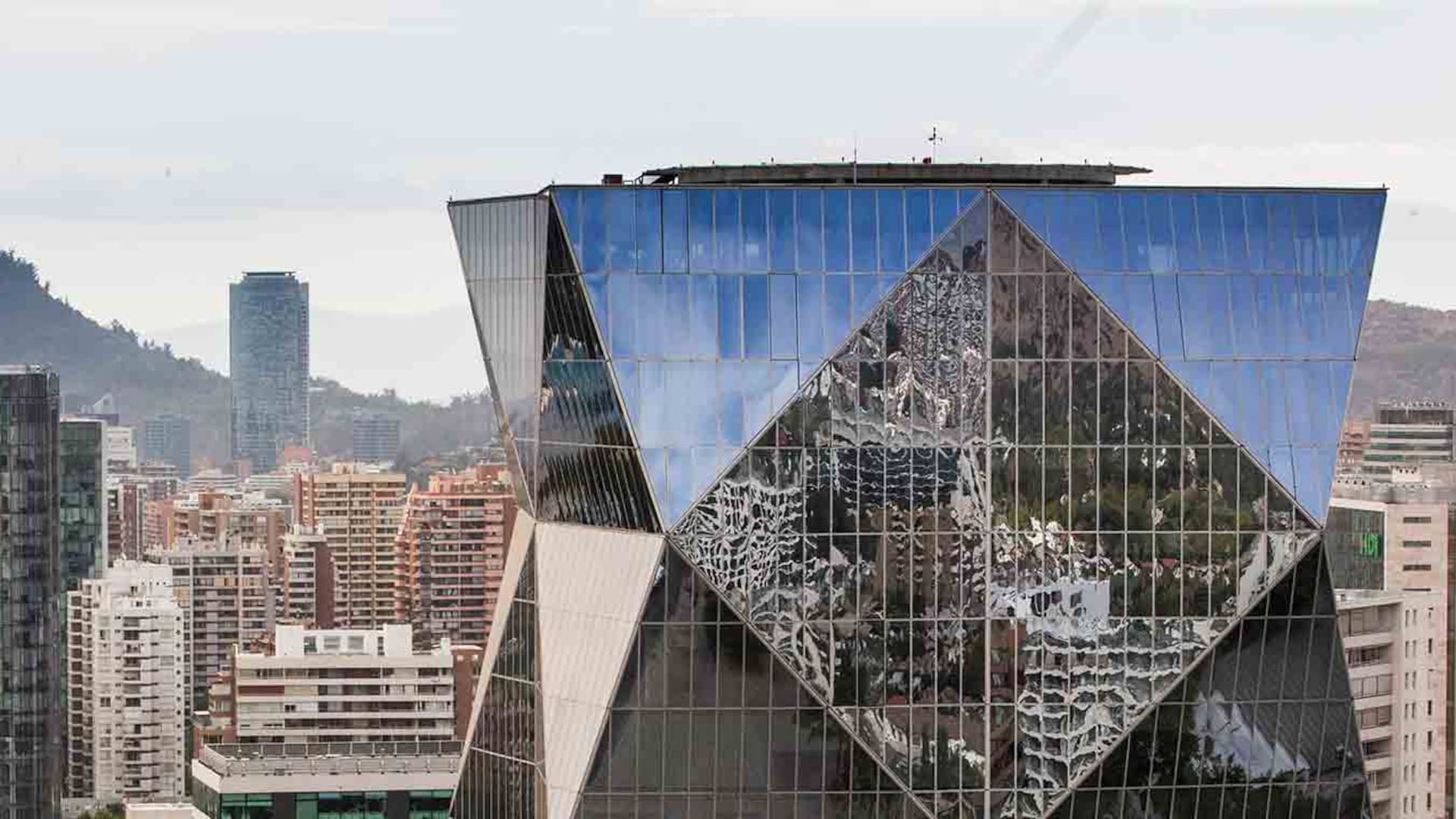 Primer plano del exterior del edificio Génesis.