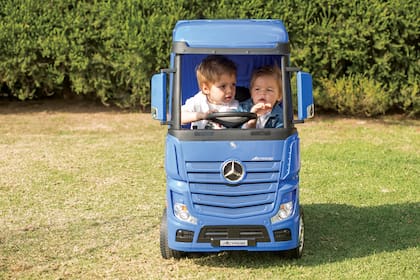 Paseo de hermanos mayores. Santino y Valentino se divierten en su minitruck Mercedes-Benz