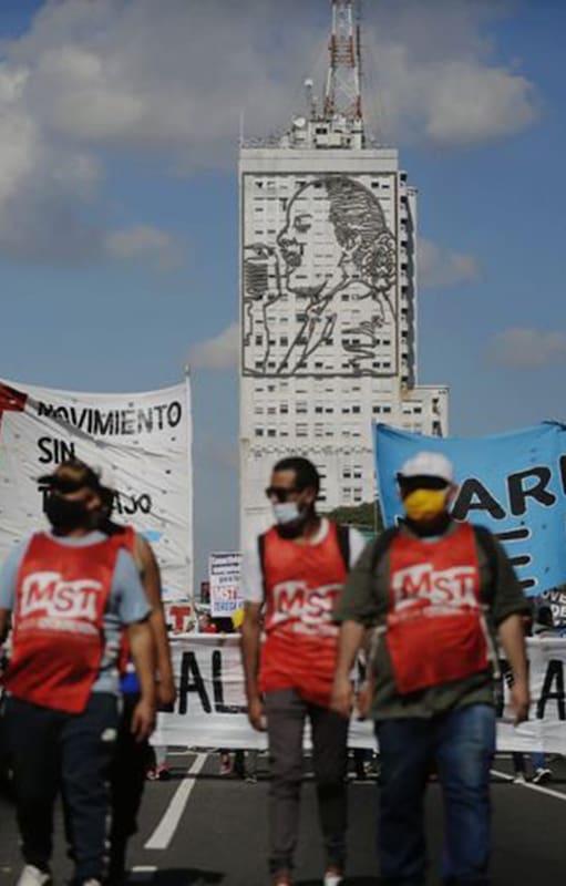Los planes sociales superaron el millón de beneficiarios, cuestan $529 millones por día y hasta quienes los reciben reclaman su reformulación