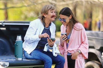 Pampita compartió unas rondas de mate con su “suegra”.