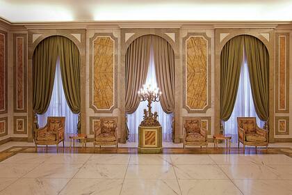 La gran galería que comunica con los principales ambientes de la casa está completamente revestida en distintos mármoles europeos. Los cuatros sillones estilo Luis XV son de las pocas piezas que permanecen desde que los Acevedo inauguraron esta residencia, en 1932.