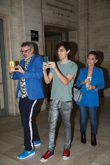 El diseñador y su hijo, Lucas, que es músico, apostaron por looks informales y coloridos.