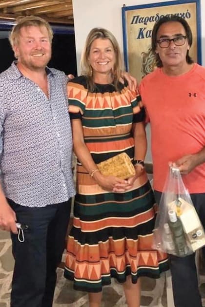 En Milos disfrutaron de la playa y de un exquisito almuerzo. Siempre cercanos, aceptaron posar con quien se presume era el dueño del restaurante al que fueron.