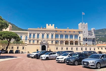 Los amigos más cercanos llegaron en cancherísimos autos clásicos, como Mini Cooper, Fiat 600 y Fiat 600 customizados con techos de tela y cajas de madera, que convivieron en el parking con autos de alta gama, como BMW, Audi y Porsche.