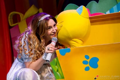 Adriana rescata su primera canción