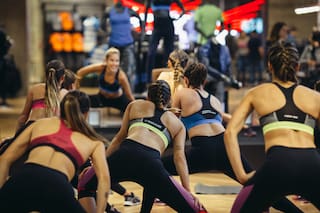 ¿Cómo elegir el top deportivo adecuado para correr y competir?