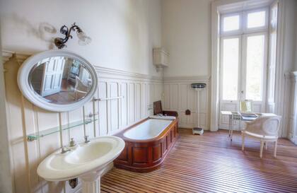 Su padre mandó construir un espacioso y acogedor baño con deck de madera en la planta alta, toda una innovación para la época.