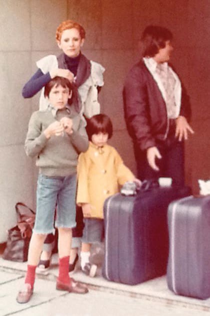 La artista con sus tres hijos, Ariel del Mastro, Gastón Briski y Juan Pablo Favero.