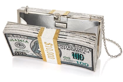 Su clutch, con la forma de un fajo de billetes, elaborado con cristales Swarovski, de la firma Judith Leiber Couture. El modelo se llama “Stack Of Cash Rich” y se vende online por 5695 dólares.