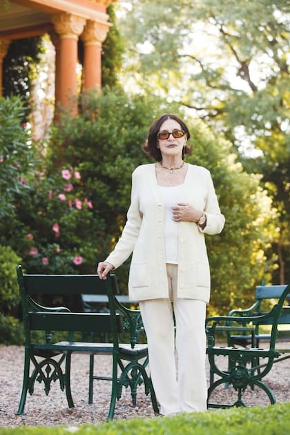 Rosa Bengolea Ocampo de Zemborain posa en un rincón del “Jardín Burgués”, intervenido por Victoria bajo la influencia de una estética de paisajes de corte eduardiano.