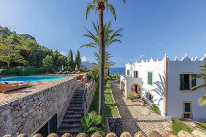 Está situada entre los pueblos de Valldemosa y Deyá, mira al Mediterráneo y fue construido por el archiduque Luis Salvador de Habsburgo