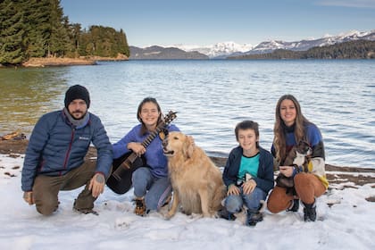 Con el lago Nahuel Huapi como telón de fondo, Geraldine y Jorge posan con sus hijos, Helena y Matías, y sus perros Dali y Bonnie, que también disfrutan mucho de la nieve. Allí están terminando de grabar los videoclips para su disco familiar