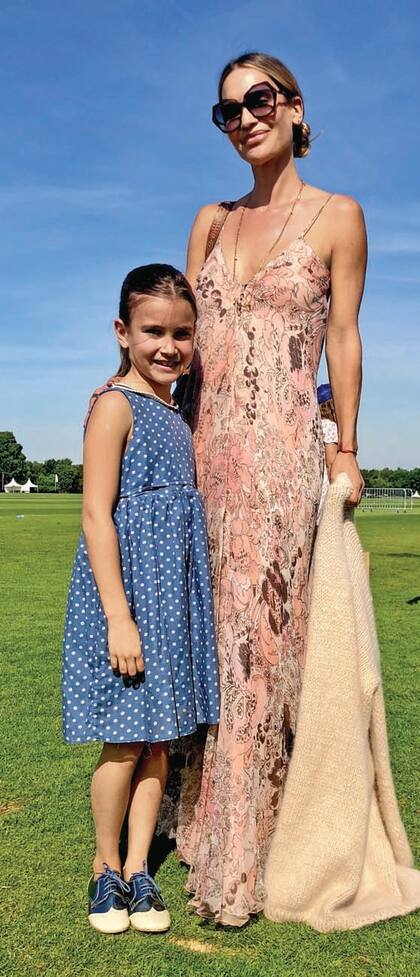 Con apenas siete años, Myla, la menor de la familia, es la que más cómoda se siente frente a los flashes: no dudó en posar junto a su madre, María Vázquez.