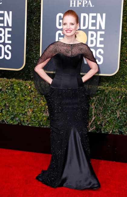 Jessica Chastain, con un diseño en negro, con texturas, bordados, corset y capa