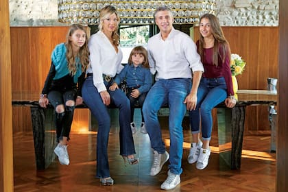 Tienen tres hijas, se habían casado en 2005 –civil en Italia y ceremonia religiosa en Argentina– y en el último tiempo vivían en Parma. Mientras se adapta a su nueva vida, el ex goleador de la Selección se instaló en Buenos Aires