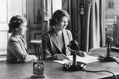 En 1940, acompañada por su hermana Margarita, Isabel dio su primer discurso. Tenía 14 años y, desde Windsor, les habló a los chicos de su nación en medio de la guerra