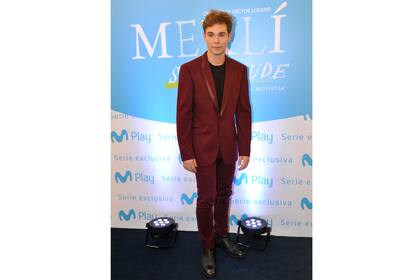 El look de Carlos Cuevas para la ocasión: elegante, con un traje bordó, posó para las cámaras