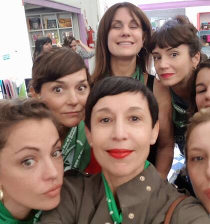 La periodista Ana Torrejón junto a las actrices que se manifiestan frente al Congreso