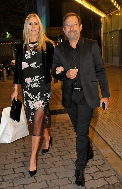 Sonrientes y del brazo llegaron Guillermo Francella y su esposa Marynés