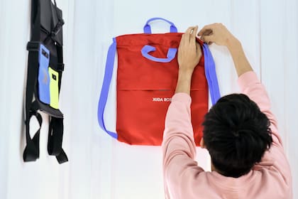 Además de remeras, buzos y chalecos, la nueva línea incluye riñoneras y camperas que son mochilas