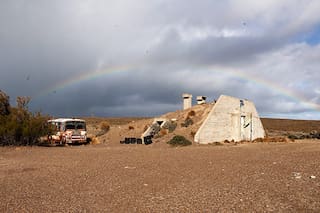 El pueblo en la salvaje costa patagónica que recibe a los que buscan soledad