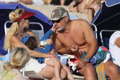 Momento de padre e hijo: Fernando Expósito diviertiéndose junto a su hijo, ante la mirada atenta de su esposa, Lola Bezerra
