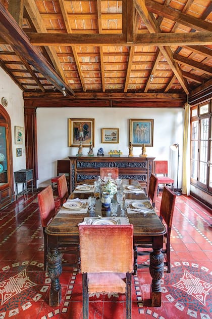 la mesa del comedor, estilo español, está puesta de la misma forma en la que se hacía cuando vivía el escritor. Los platos, obra de la ceramista de Emma Gargiulos, eran sus favoritos.