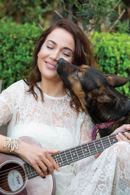 Valeria no sólo se luce como cantante, también es compositora: escribió la canción principal de la telenovela de Pol-Ka Los ricos no piden permiso.