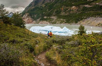 Camino al mirador Grey, ya se avistan los primeros bloques de hielo.