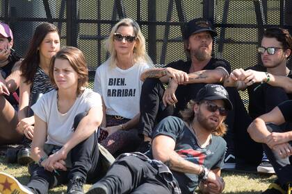 La familia del novio de Candelaria en pleno –Federico, Luca, Mika, Fiona y Luigi Bonomi junto a Cynthia Kern– alentaron a Cande mezclados entre el público