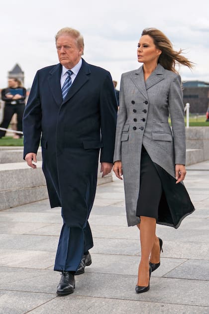 Al otro lado del Atlántico, el presidente de Estados Unidos, Donald Trump, y su mujer, Melania, visitaron el World War II Memorial en Washington D.C. La primera dama estadounidense lució un saco de doble abotonadura de Altuzarra, que acompañó con un little black dress y stilettos de Manolo Blahnik.