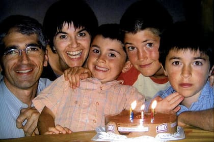 La familia española Álvarez Belón fue víctima del tsunami de 2004 en Tailandia: Lucas Álvarez es el segundo niño, contando de derecha a izquierda, y hoy es médico de terapia intensiva