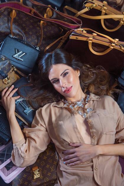 Si bien se declara fanática de las carteras de marcas de lujo, como Louis Vuitton, dice que su favorita es una pequeña de mimbre, con alto valor sentimental.