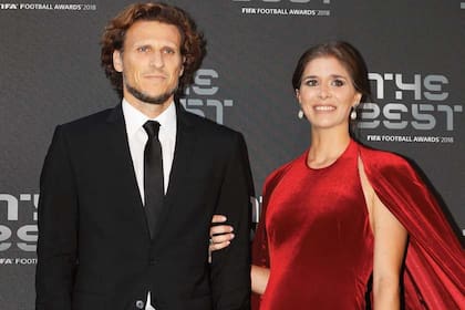 Lunes 24. Diego y su mujer, Paz Cardoso, posan en la green carpet de los premios The Best FIFA Football Awards. Con un vestido de terciopelo al cuerpo, la mujer del futbolista dejó ver su pancita de cinco meses