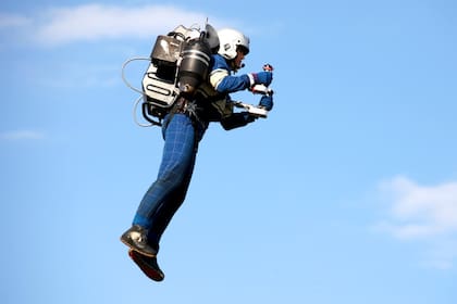 Lograron filmar al hombre que vuela con un jetpack a 900 metros de altura (imagen ilustrativa)