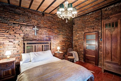 La madera y los ladrillos aportan una gran calidez al cuarto que supo ser de su madre, Teresita. La decoración es de una austeridad y una sencillez total.