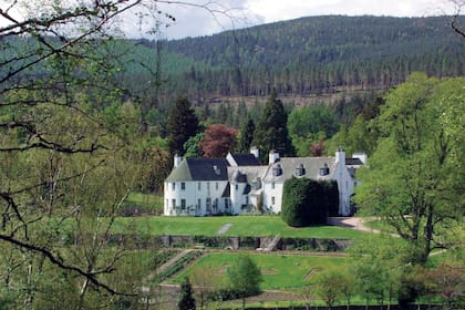 Birkhall está situada en los terrenos del castillo de Balmoral en Escocia. Carlos heredó la propiedad, que pertenecía a la Reina Madre, en 2002.