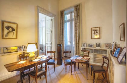 En esta pequeña sala –decorada con tres retratos de una joven Victoria realizados en París por Paul-César Helleu–, la intelectual, traductora y editora guardaba la colección completa de la revista Sur.