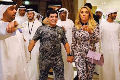 Para su cumpleaños número 56, lució un llamativo conjunto estampado. Lo celebró con Rocío Oliva en el hotel The St. Regis Dubai