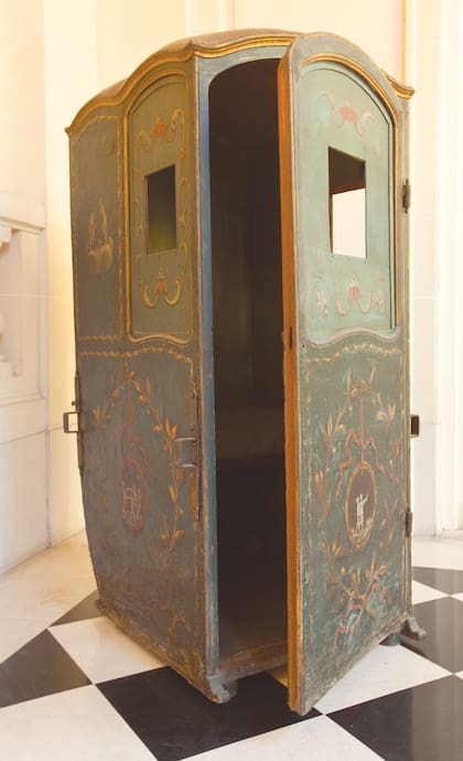 En un rincón del vestíbulo se puede apreciar una chaise à porteurs –objeto que era usado para trasladar a las mujeres de la corte de un extremo al otro de los grandes palacios en los que vivían– estilo Luis XVI con detalles de ramas y filetes dorados.